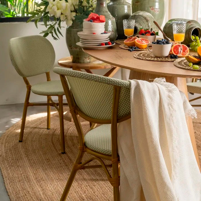 Silla en color aguamarina y beige, fabricada de aluminio y textileno.