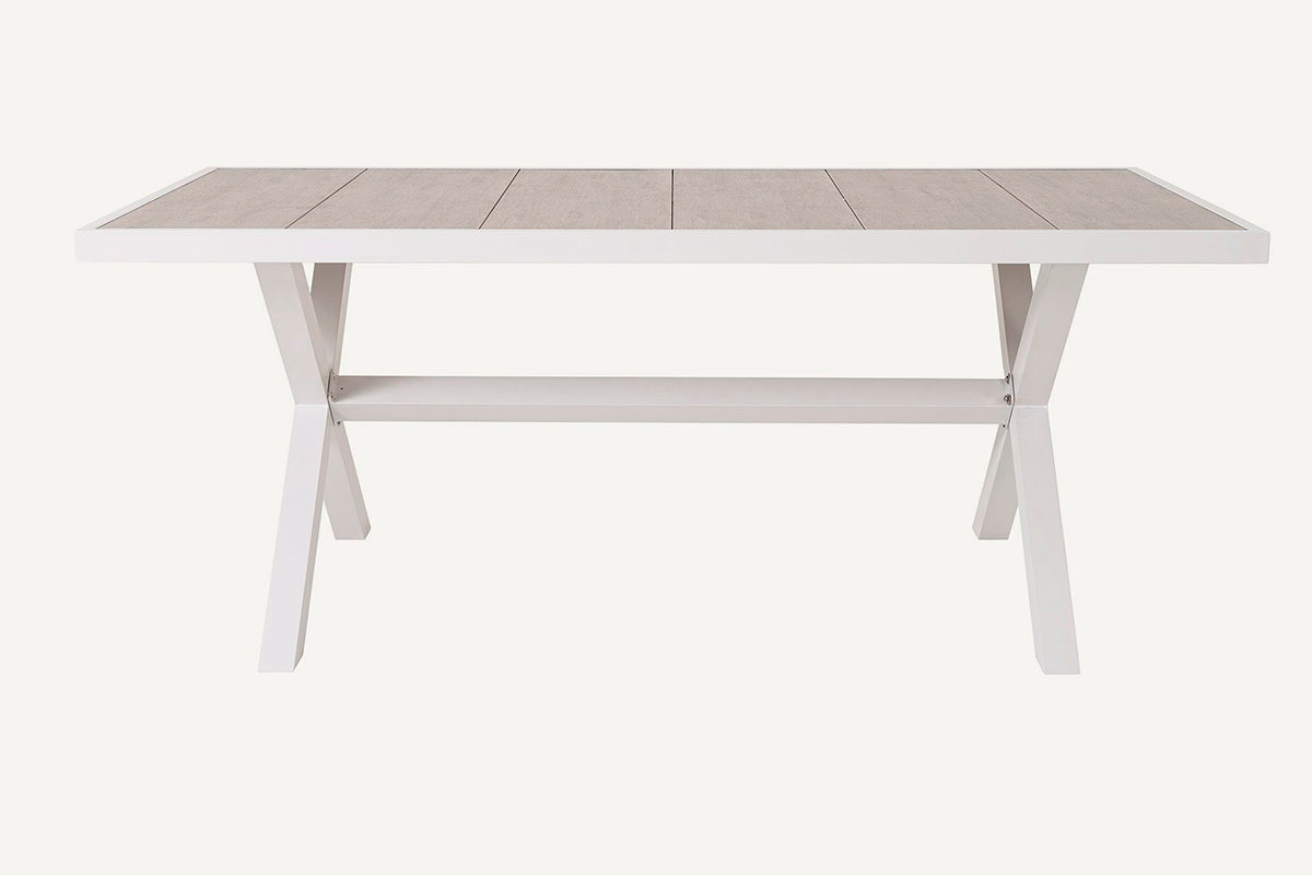 Mesa de comedor exterior, fabricada de aluminio blanco y tapa de cerámica efecto madera.