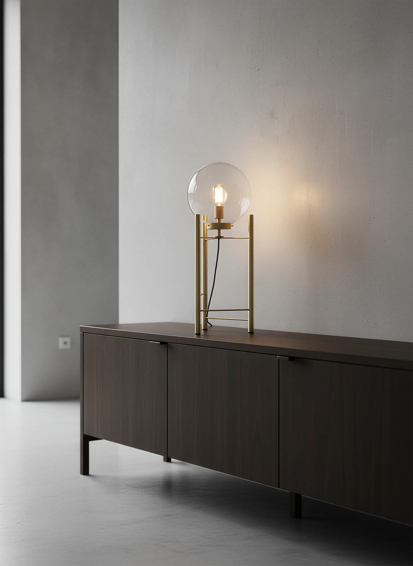 Lámpara de mesa de acero dorado con esfera de cristal transparente