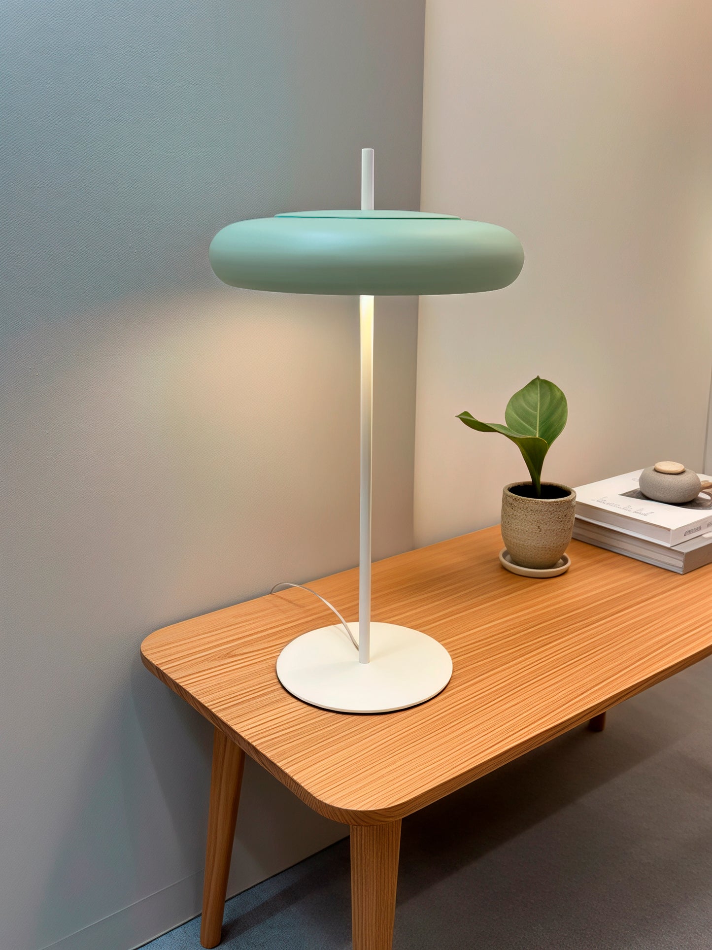 Lámpara de mesa en color verde y crema, fabricada de acero.