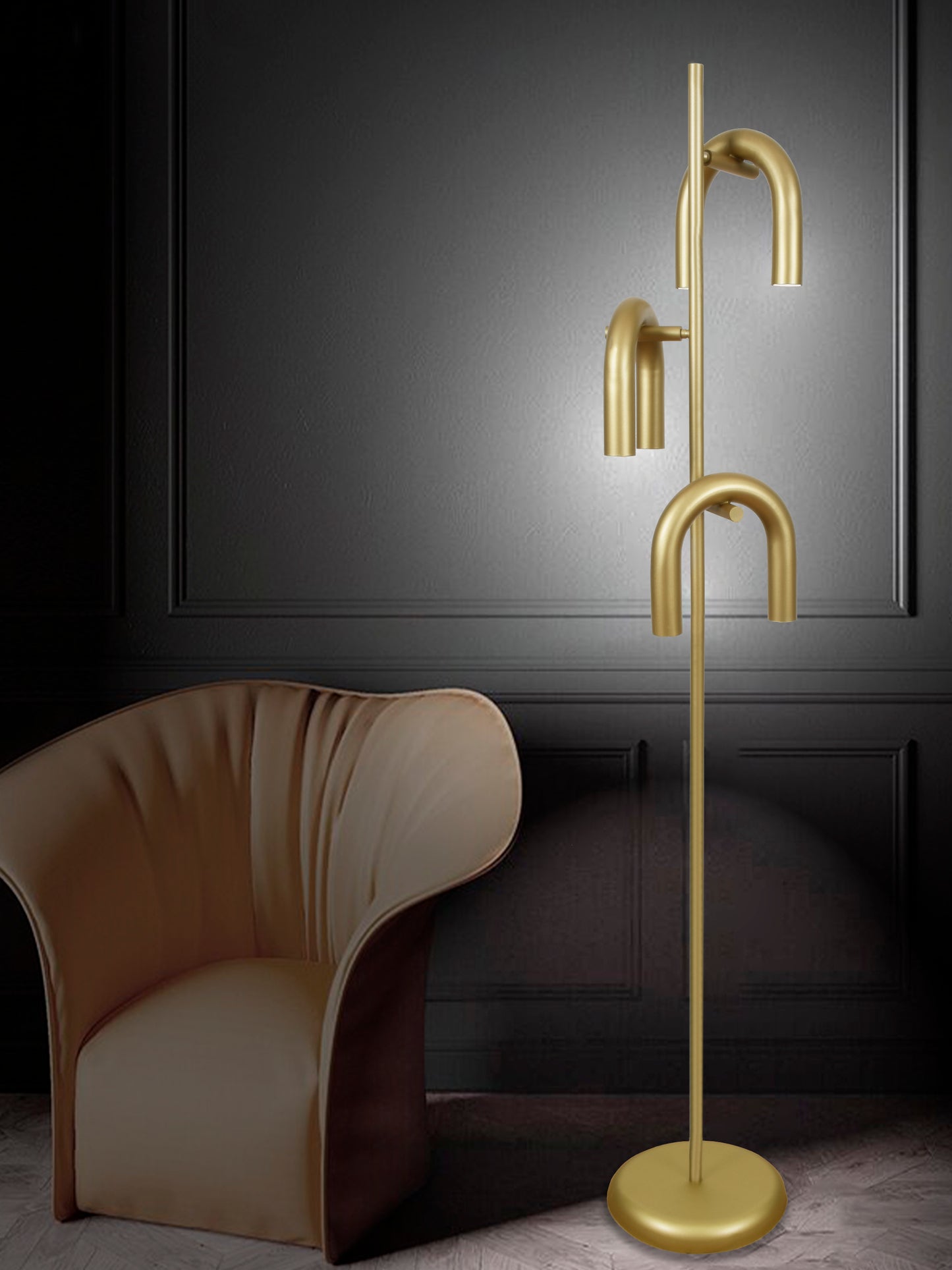 Lámpara de pie en color oro, de acero