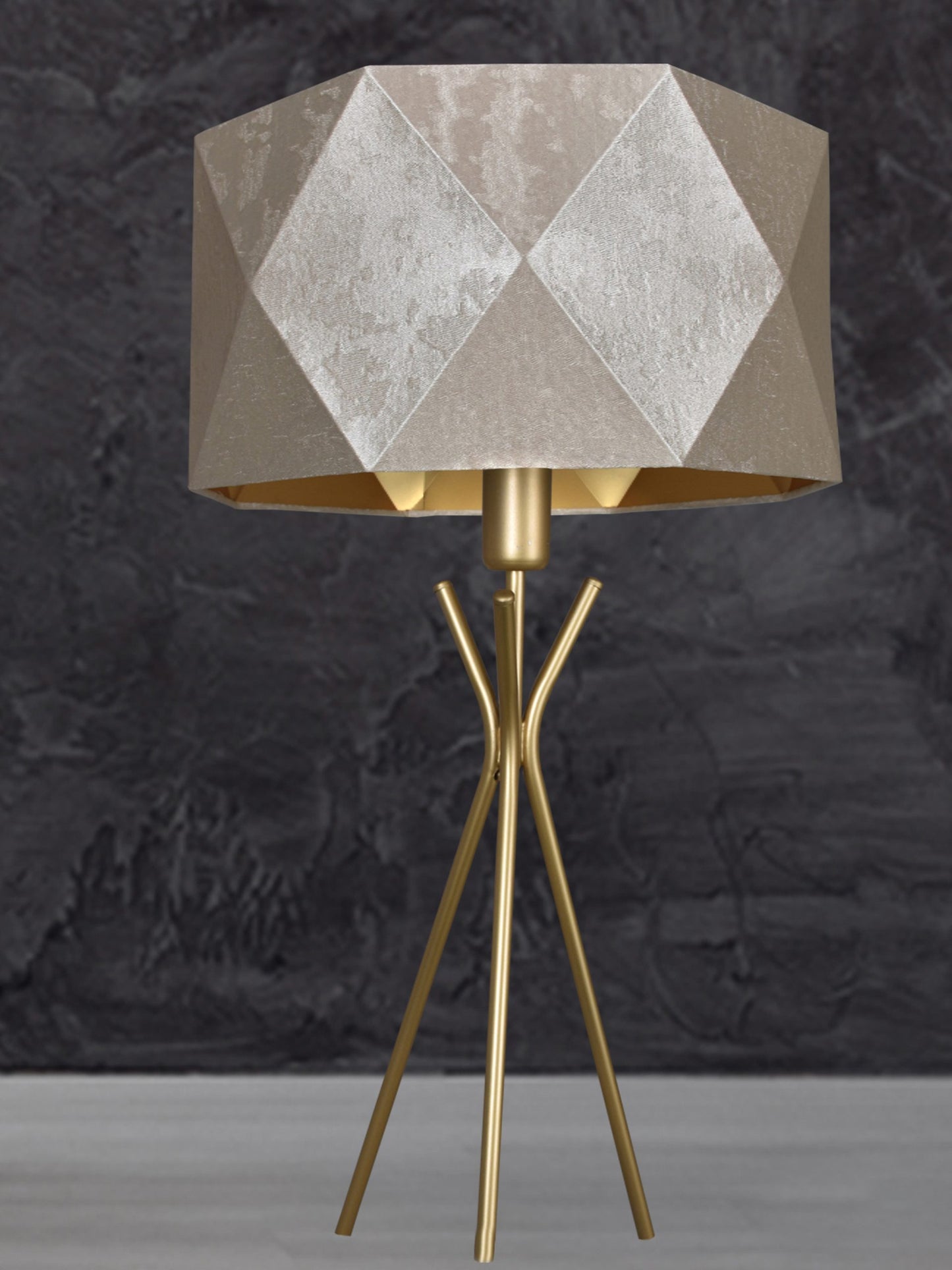 Lámpara de mesa color oro, de acero