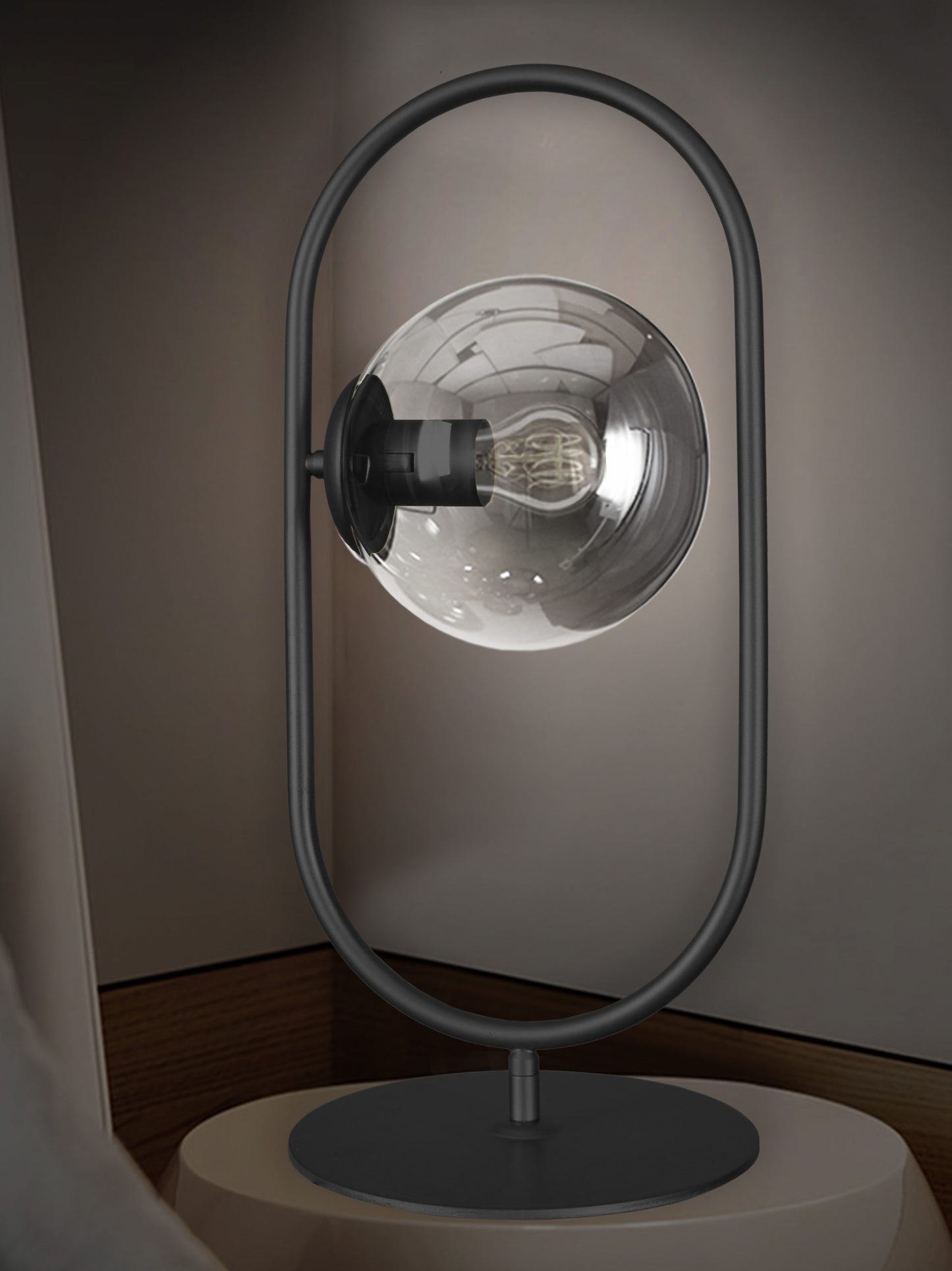 Lámpara de mesa color negro con esfera vidrio ahumado, hecha de acero
