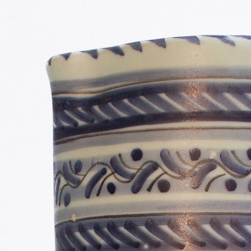 Jarra pintada a mano, blanco y azul, de cerámica