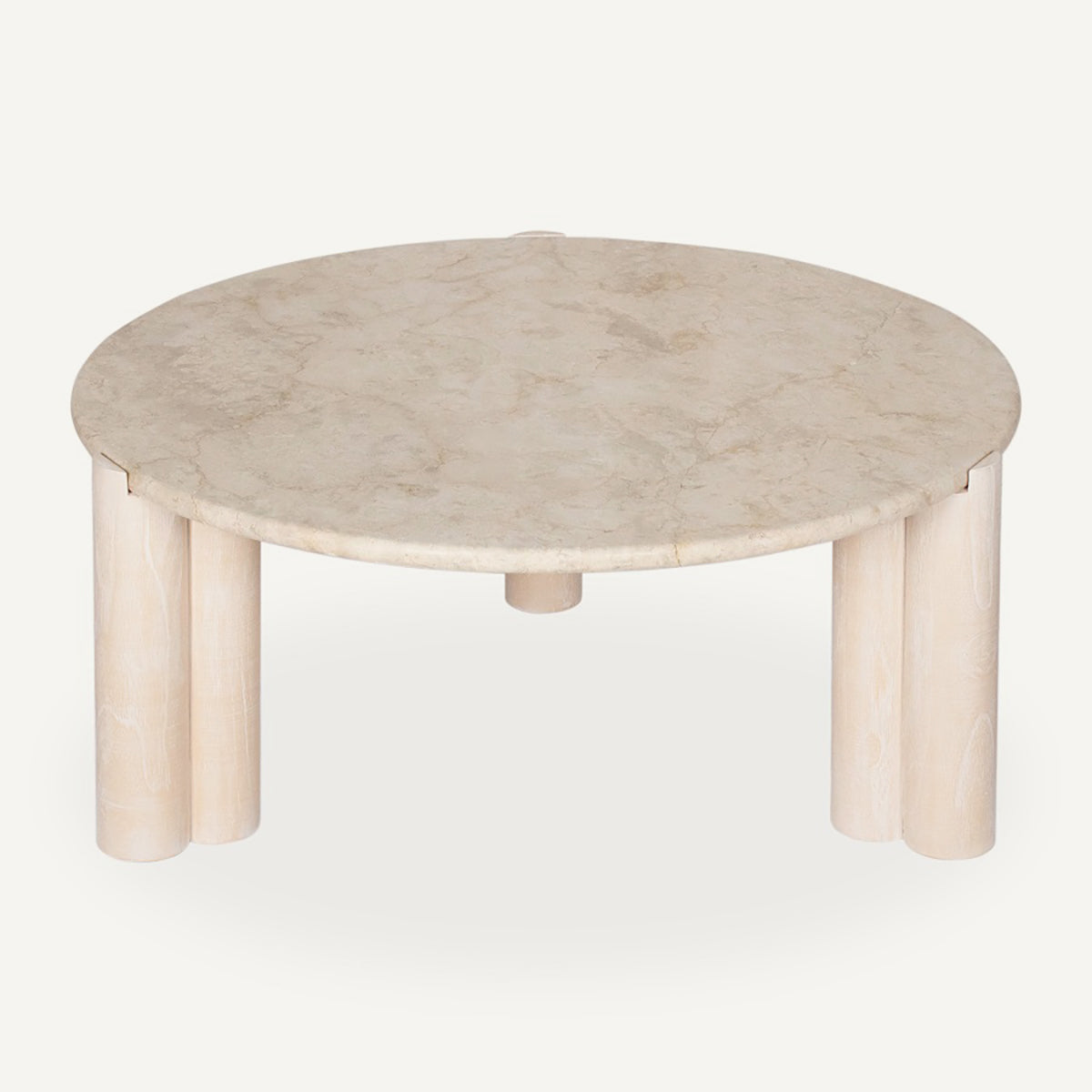 Mesa de centro redonda fabricada en mármol blanco con vetas estilo travertino en tonos de color beige.