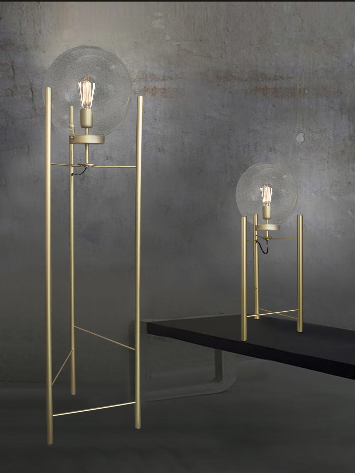 Lámpara de mesa y de pie, en color dorado con esfera de cristal, hecha de acero