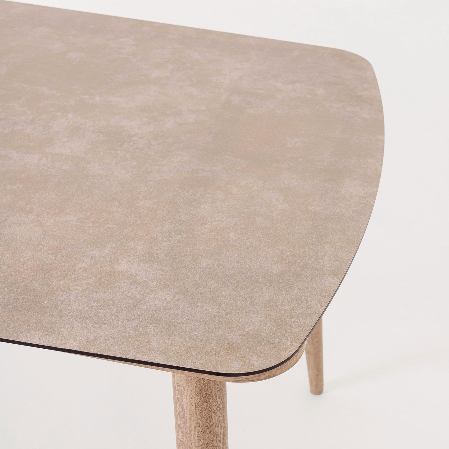 Mesa de comedor de exterior imitación madera y con porcelánico