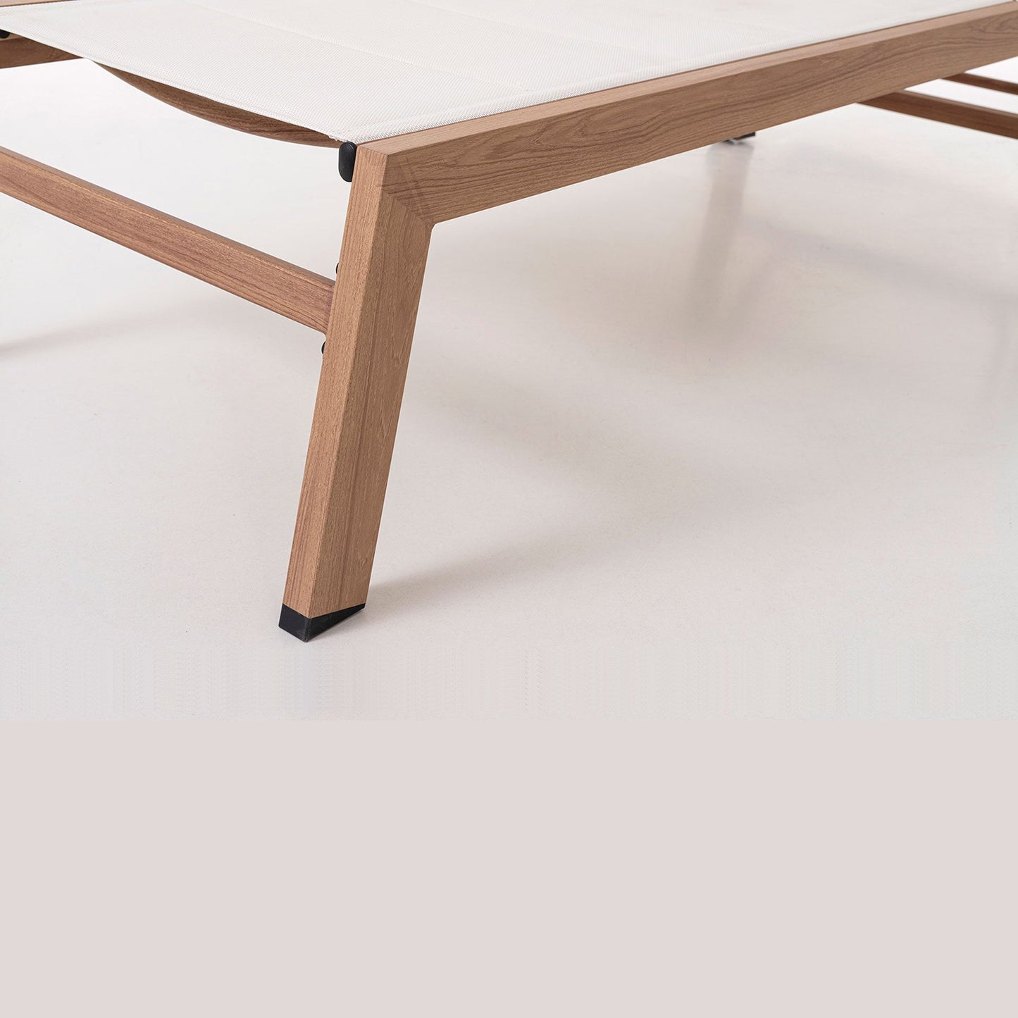 Tumbona de exterior reclinable con ruedas efecto madera en blanco