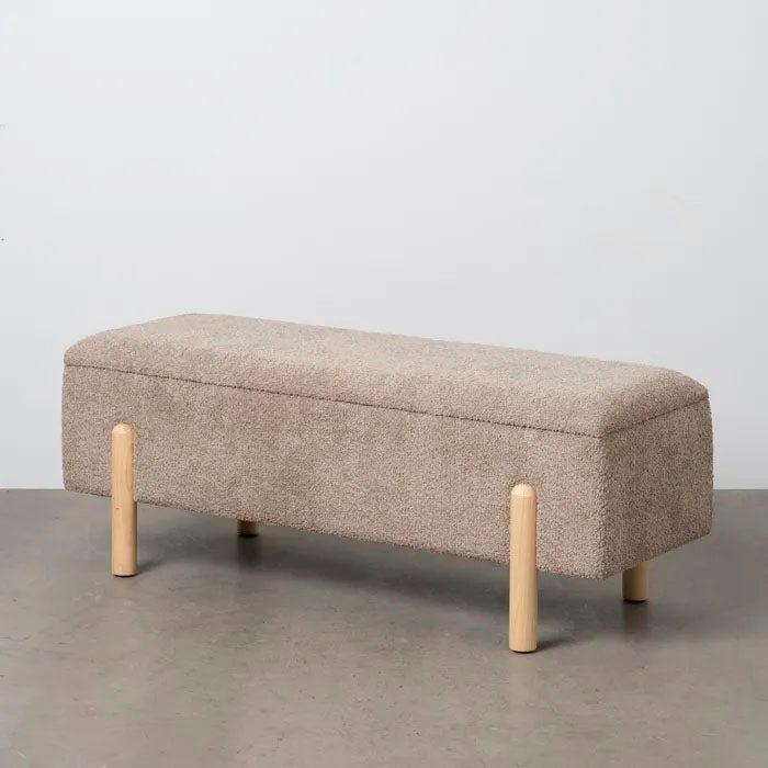 Banco de cama baúl en color taupe, fabricado en madera de pino con estructura DM y tejido 100% poliéster. Con hueco de almacenaje