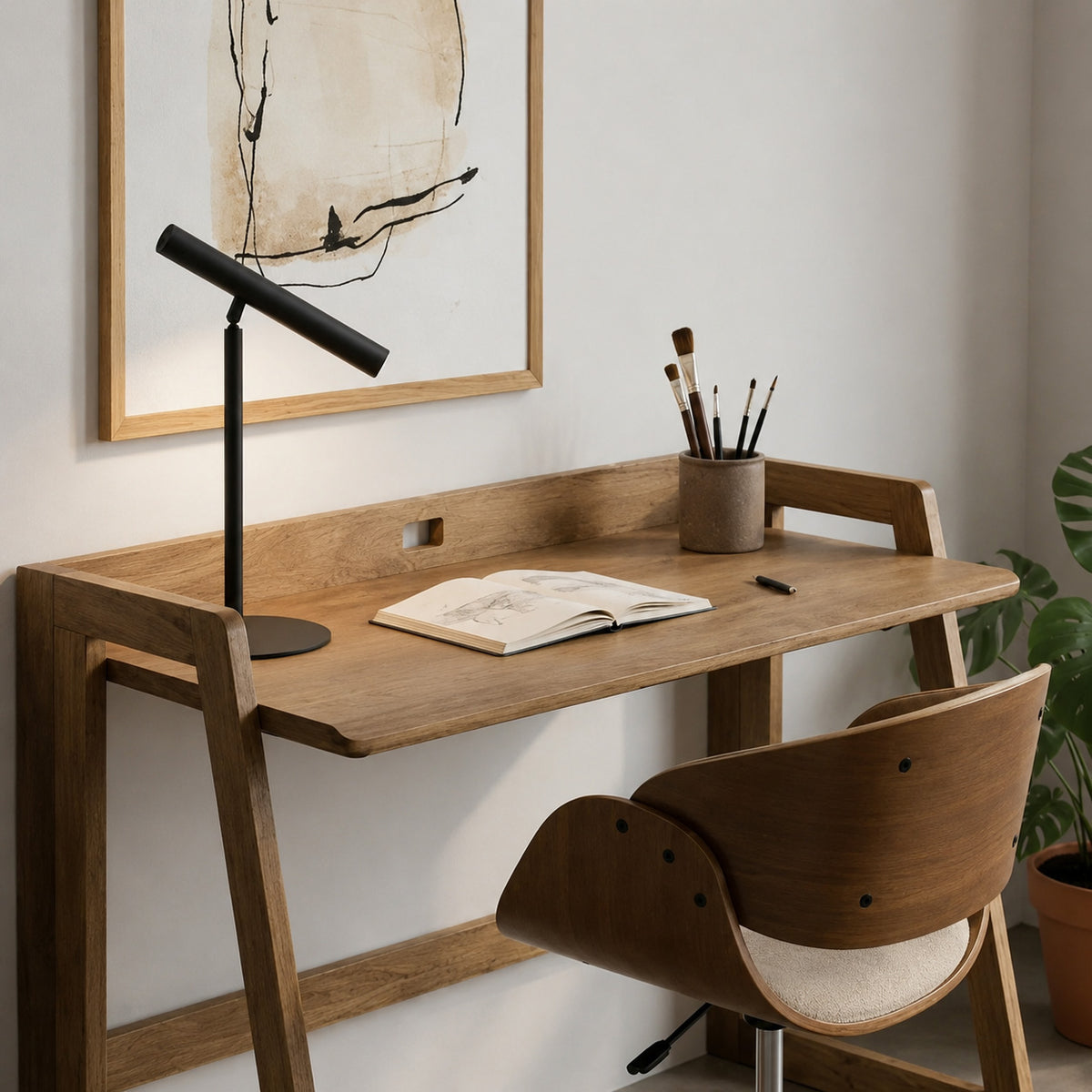 Lámpara minimalista de escritorio en acero negro alka