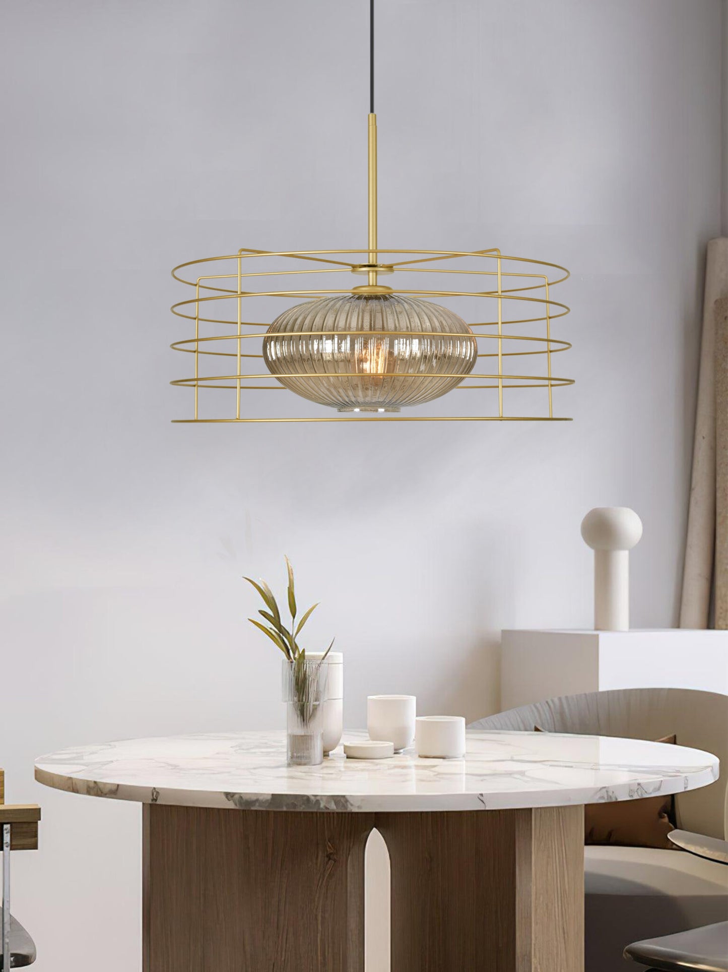 Lámpara de techo dorada fabricada en acero con un portalámparas de cristal.