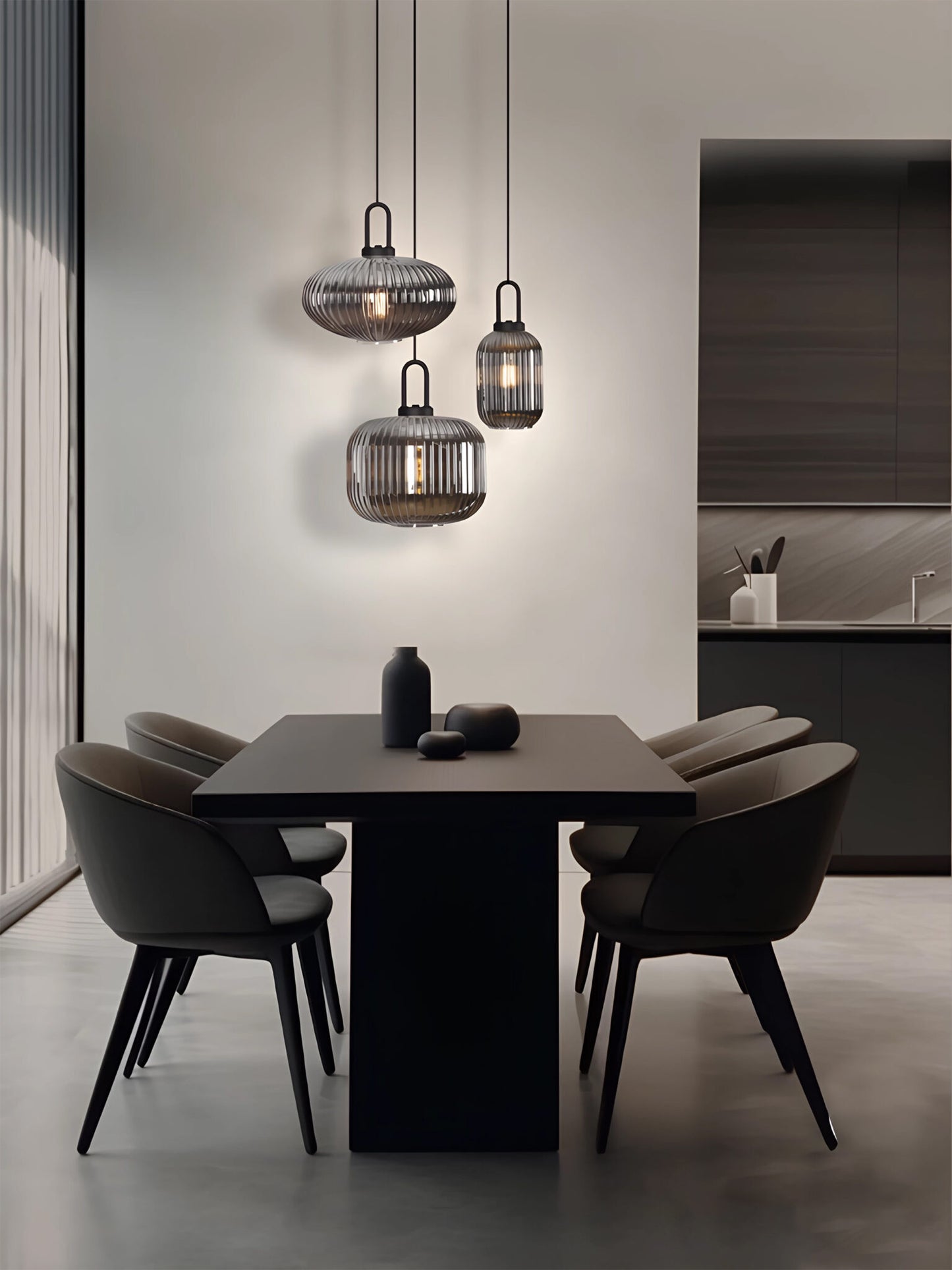 Lámpara colgante de techo, fabricada de acero negro y cristal ahumado. Con tres portalámparas