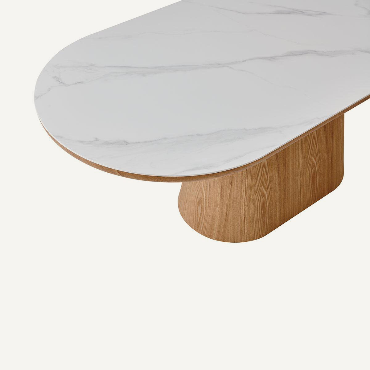 Mesa de comedor ovalada, madera de roble y tapa porcelánico blanco