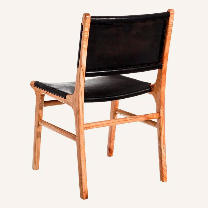 Silla color negro, fabricada en madera maciza de teca color natural y piel.