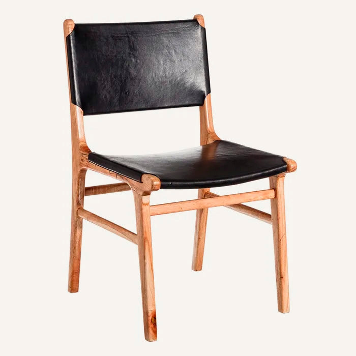 Silla color negro, fabricada en madera maciza de teca color natural y piel.