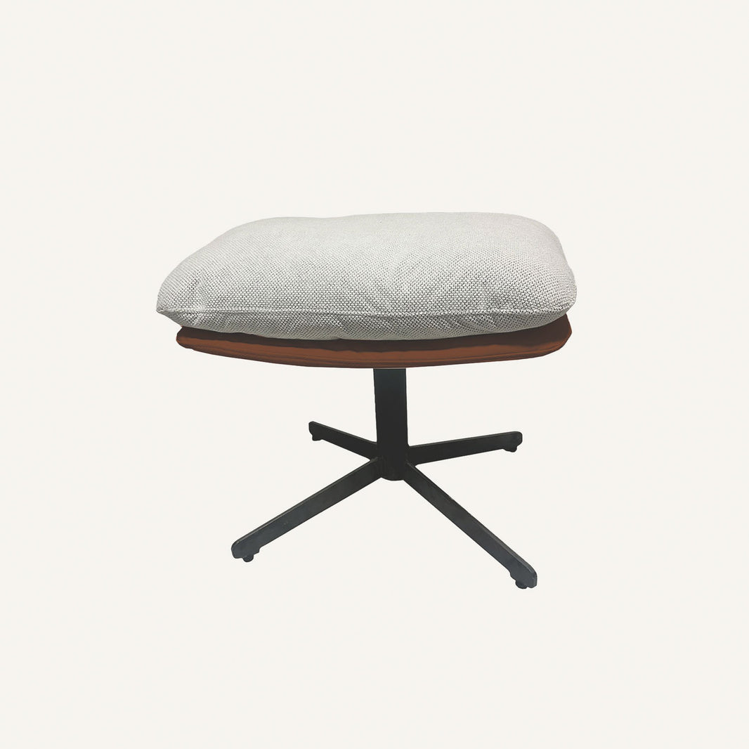 Banqueta reposapiés de diseño bicolor con tejido antimanchas, ignífugo y resistente a mascotas en tonos gris perla y caldera