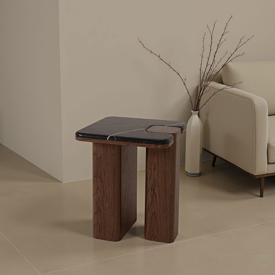 Mesa auxiliar de nogal y porcelanico negro con vetas blancas para salón