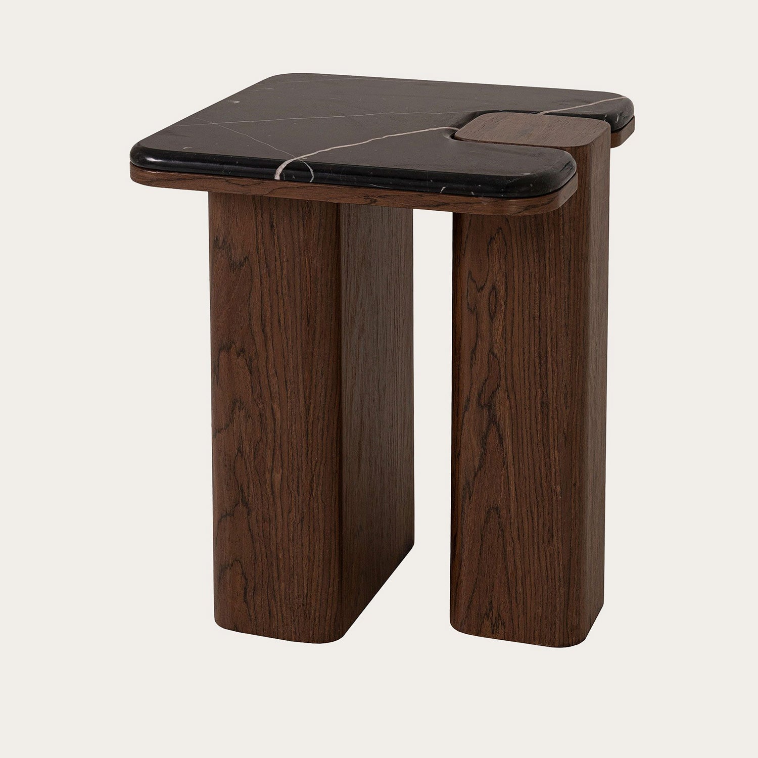 Mesa auxiliar de nogal y porcelanico negro