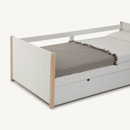 Cama nido con estructura de madera y acabado blanco cera