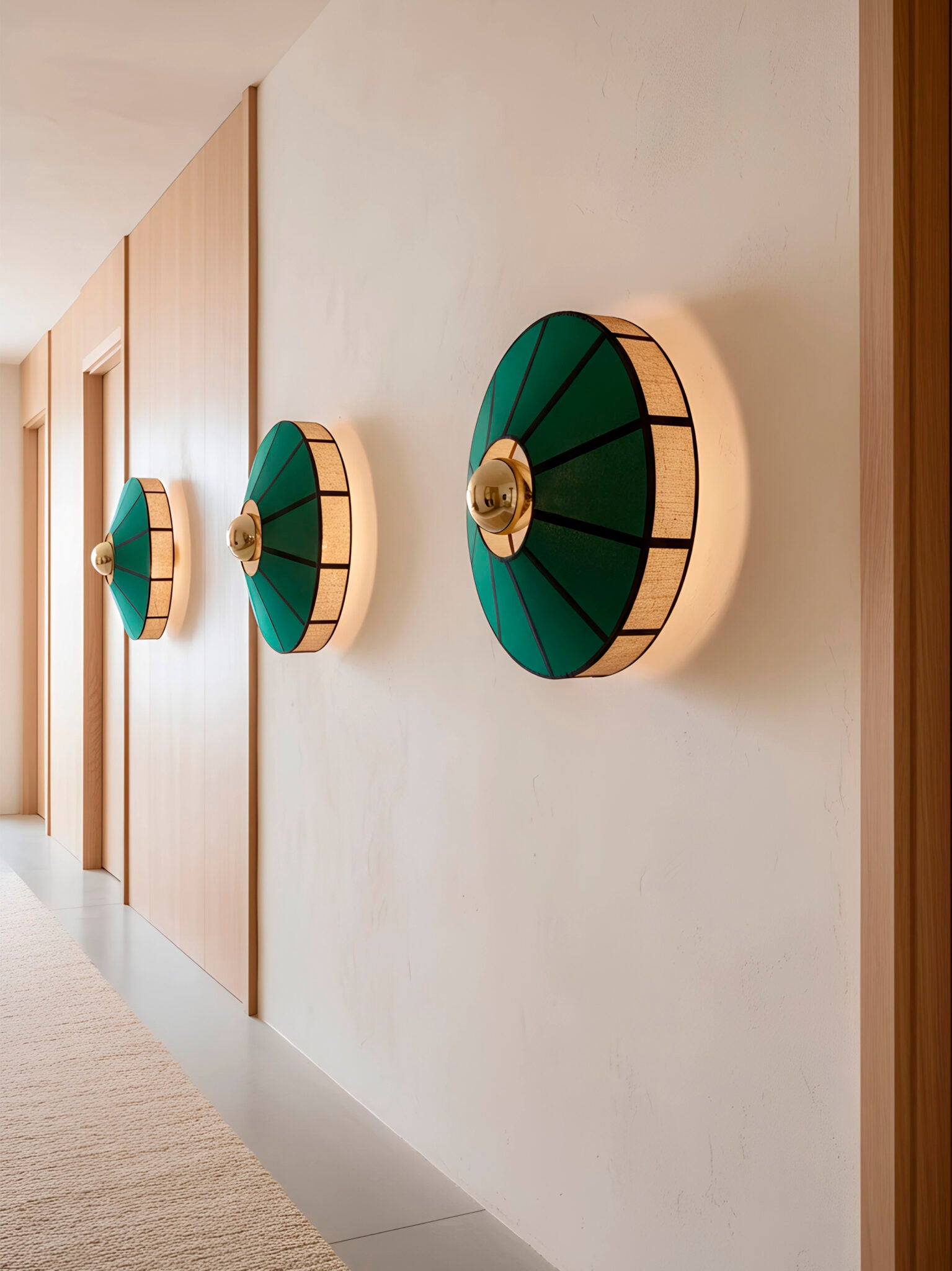 Aplique de pared en color verde y dorado, fabricado de metal y textil.