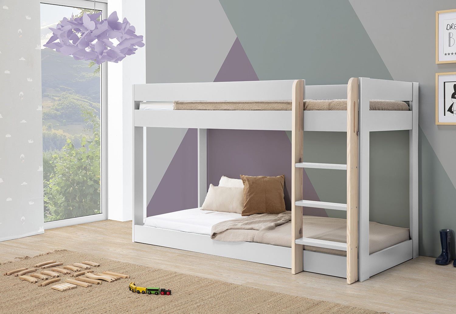 Litera infantil blanca con diseño funcional y cama superior baja