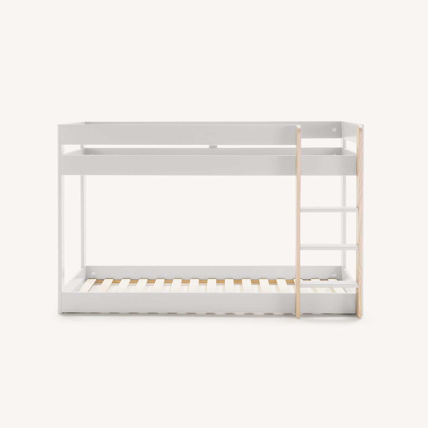 Litera infantil blanca con estructura de madera y cama de suelo