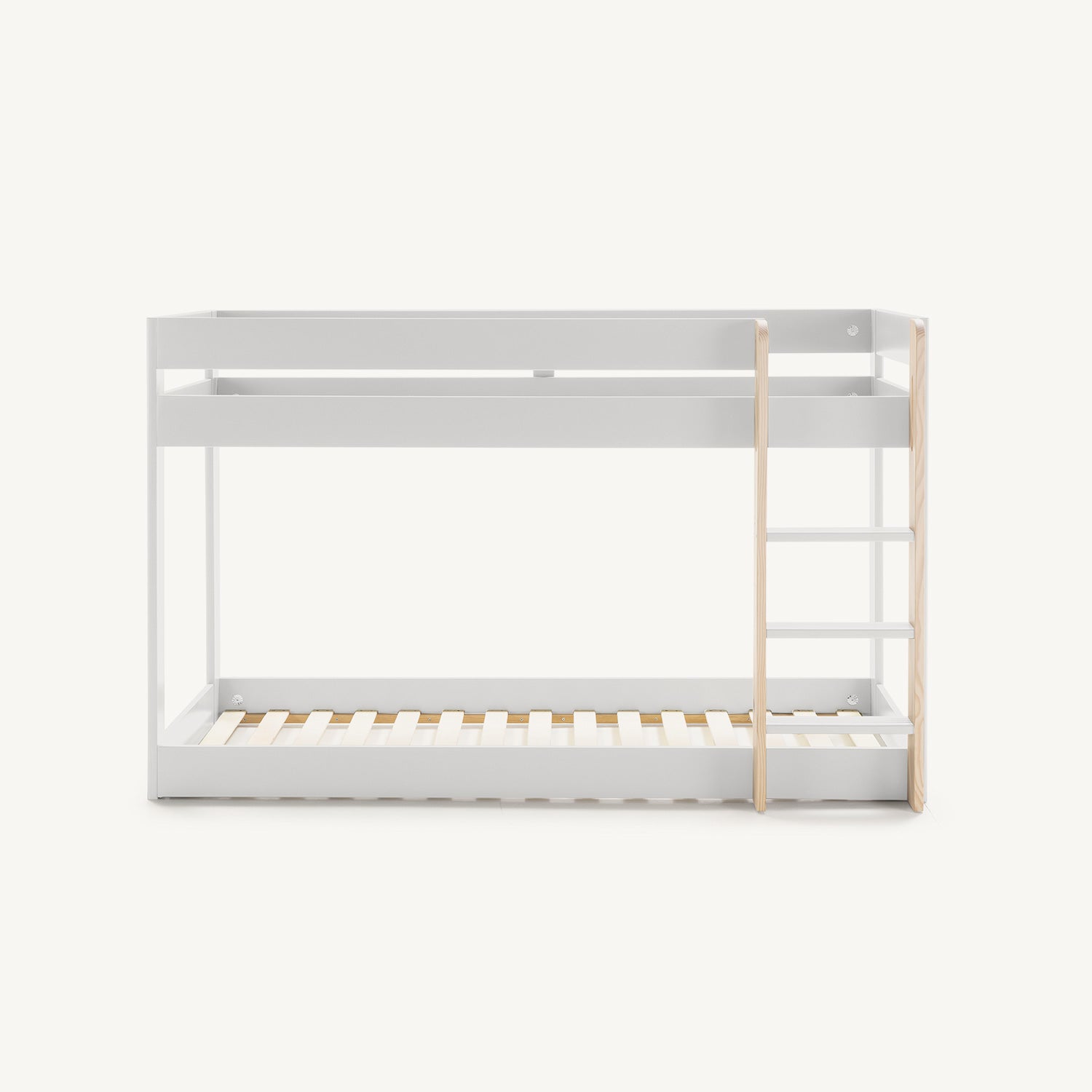 Litera infantil blanca con estructura de madera y cama de suelo