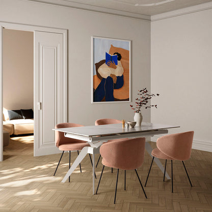 Mesa comedor Lula, rectangular y extensible, en color blanco con pie metálico blanco. Fabricada de cerámica y metal.