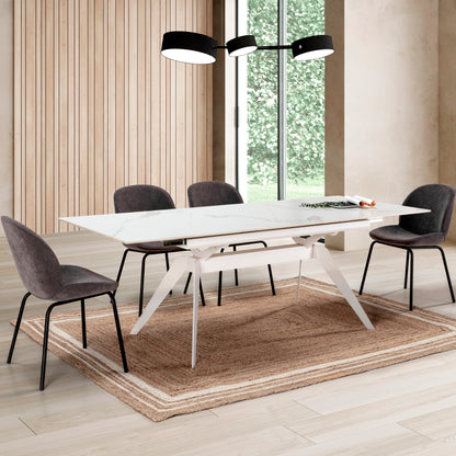 Mesa comedor Lula, rectangular y extensible, en color blanco con pie metálico blanco. Fabricada de cerámica y metal.