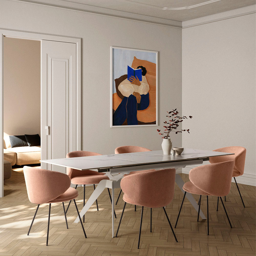 Mesa comedor Lula, rectangular y extensible, en color blanco con pie metálico blanco. Fabricada de cerámica y metal.