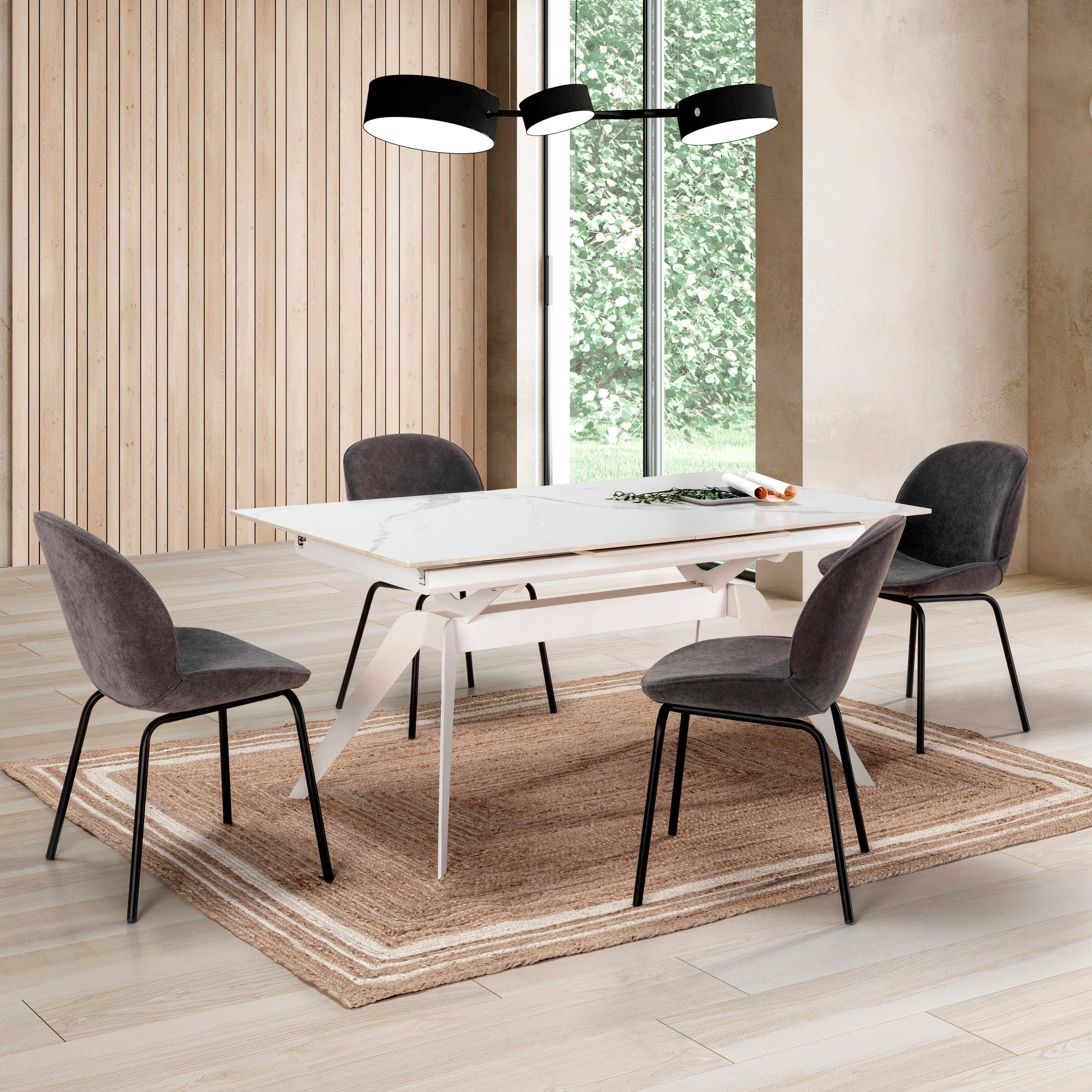 Mesa comedor Lula, rectangular y extensible, en color blanco con pie metálico blanco. Fabricada de cerámica y metal.