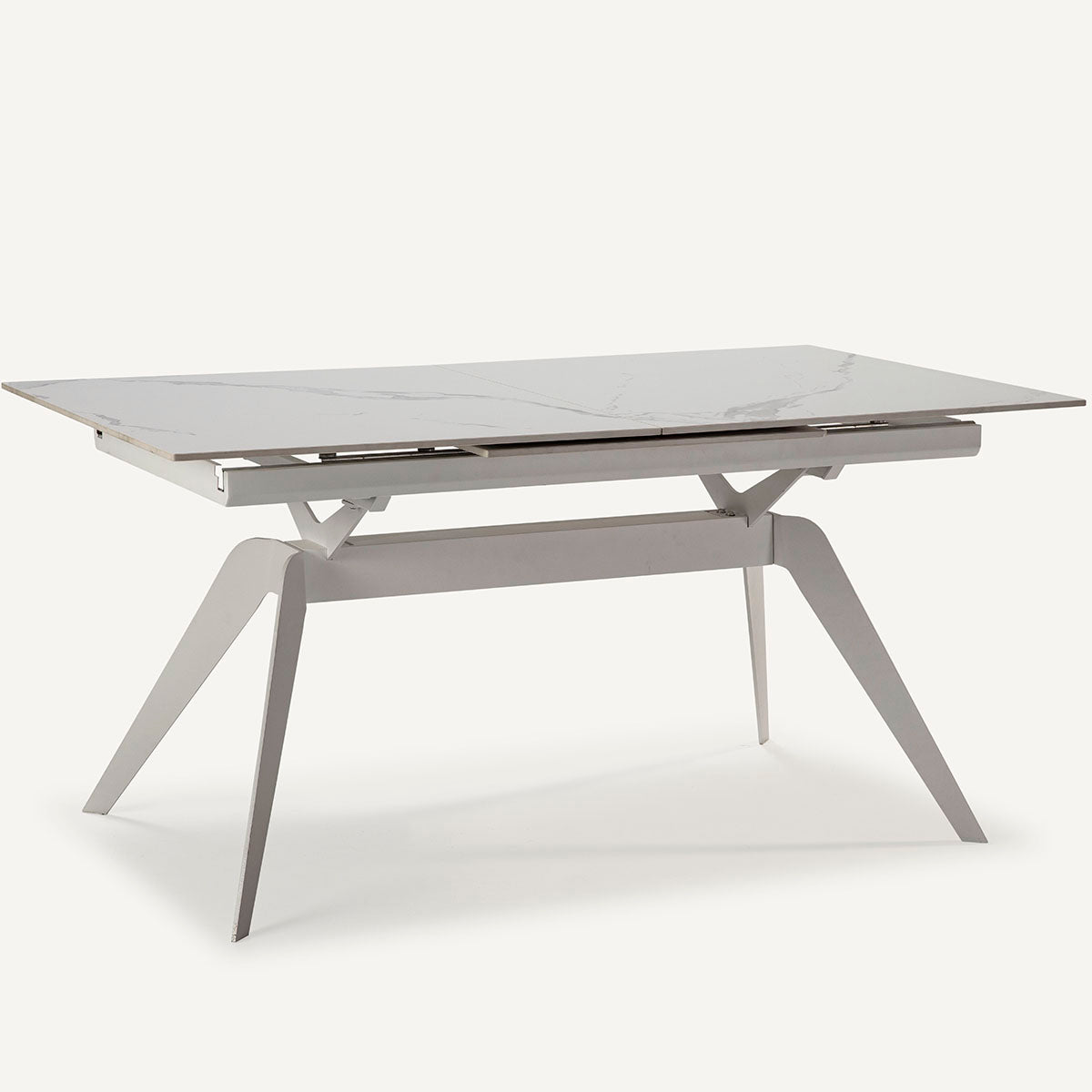 Mesa comedor Lula, rectangular y extensible, en color blanco con pie metálico blanco. Fabricada de cerámica y metal.