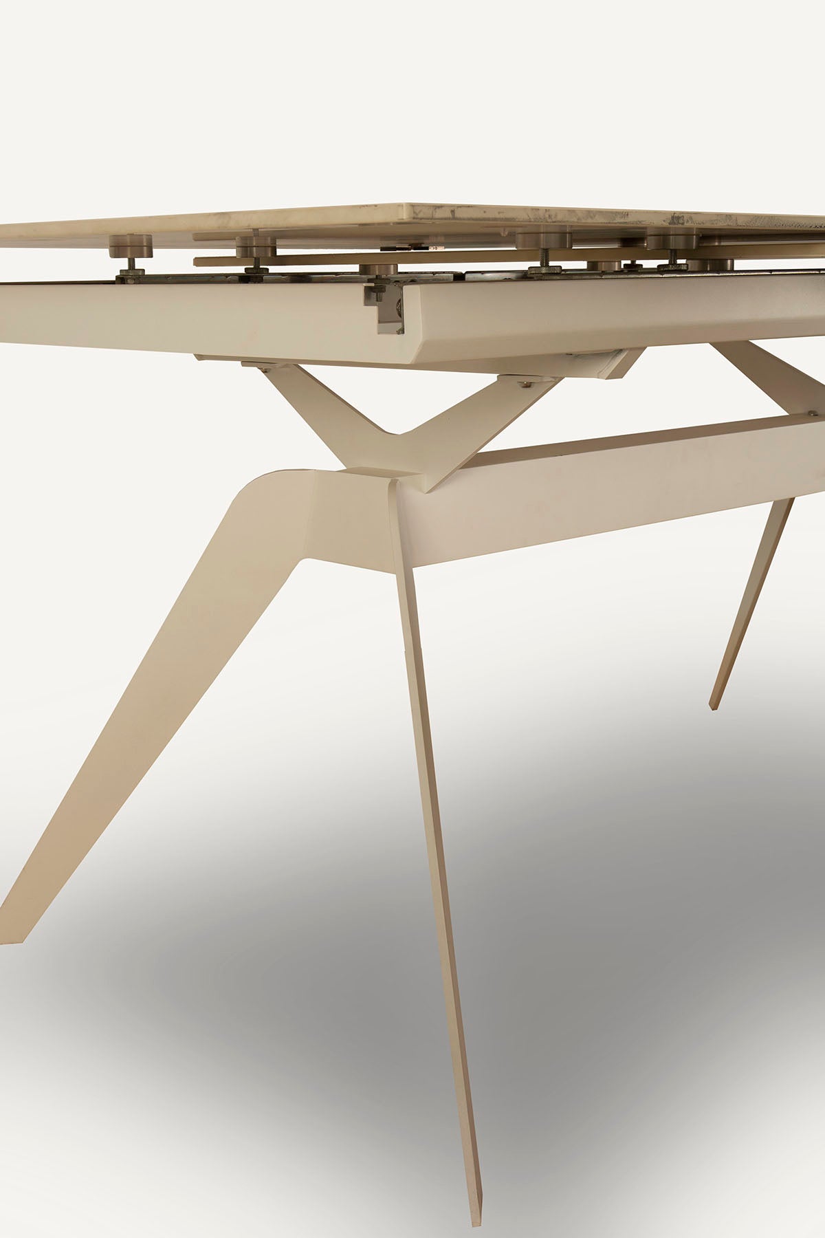 Mesa comedor Lula, rectangular y extensible, en color blanco con pie metálico blanco. Fabricada de cerámica y metal.