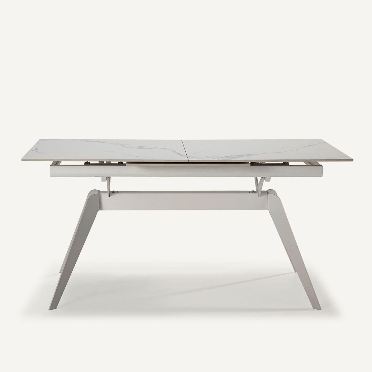 Mesa comedor rectangular y extensible, en color blanco con pie metálico blanco. Fabricada de cerámica y metal.