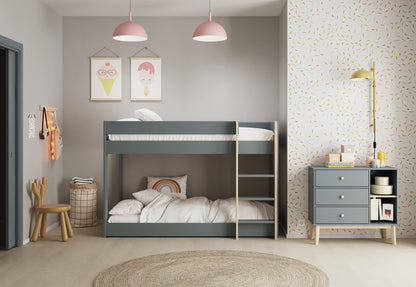 Dormitorio juvenil con litera montessori y cómoda con cajones, armario en estilo contemporáneo.