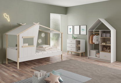 Dormitorio infantil creativo en blanco con cama cabaña, cómoda con cajones y armario vestidor.