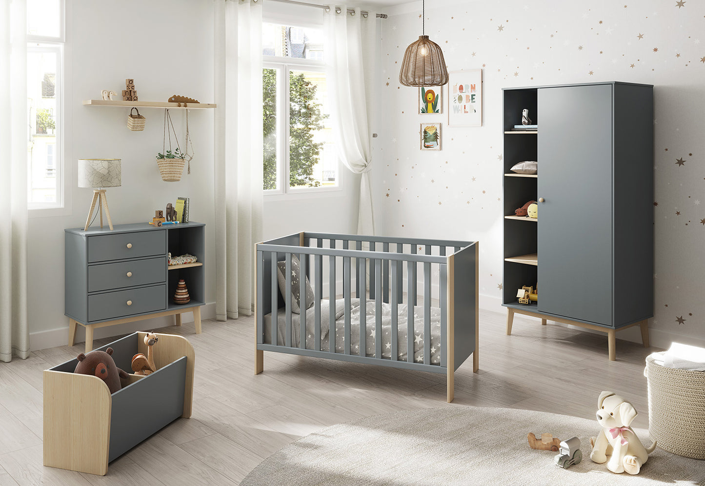 Dormitorio para bebé en verde de diseño con cuna, cómoda con cajones y armario.