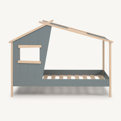 Cama infantil tipo casa verde con estructura de madera y ventana