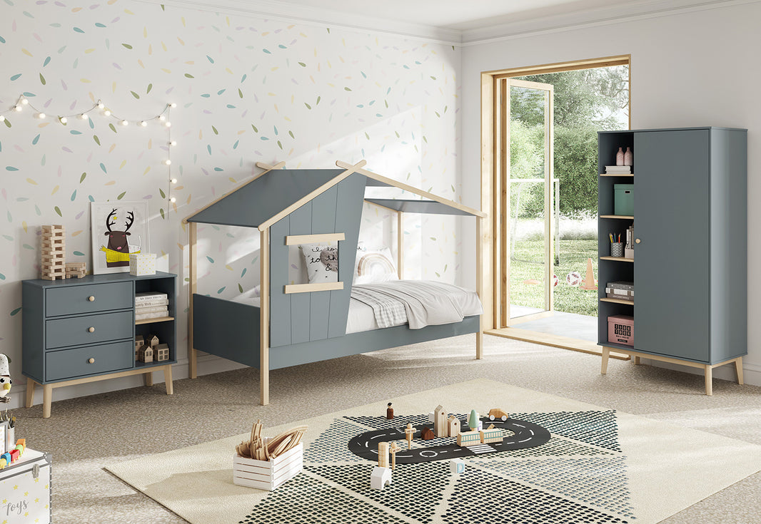 Cama cabaña infantil verde tipo casa en los árboles con ventana lateral