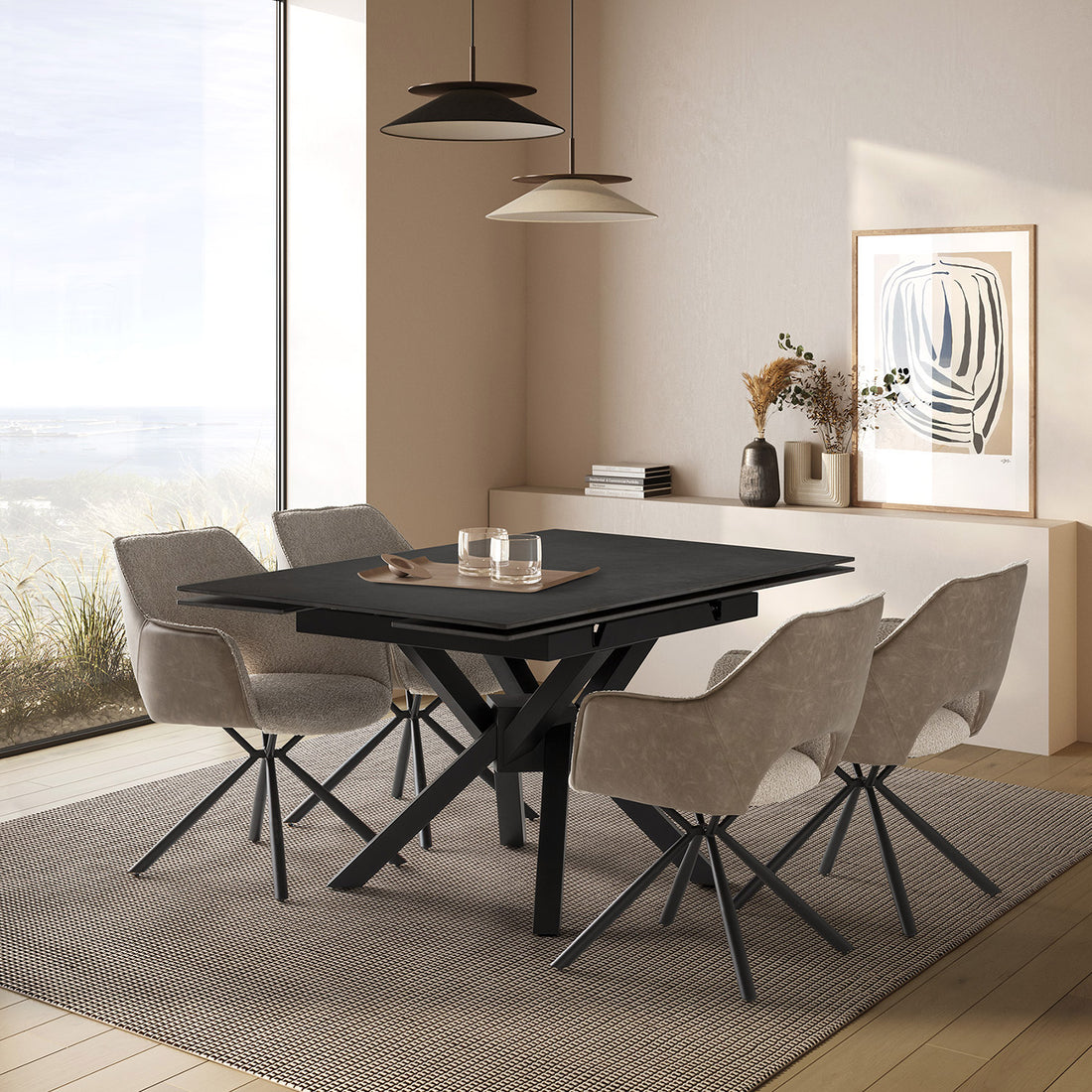 Mesa comedor Arlene, cuadrada y extensible, en color gris oscuro con pata metálica negra. Fabricada de piedra sinterizada y metal.