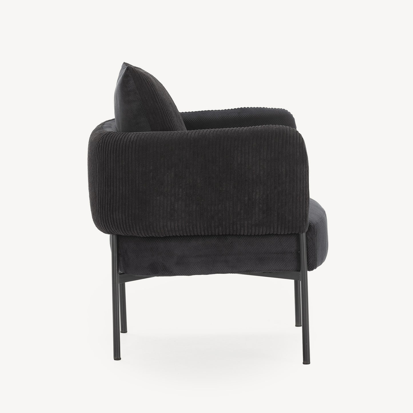 Sillón tapizado Aruni con formas envolventes y diseño ligero