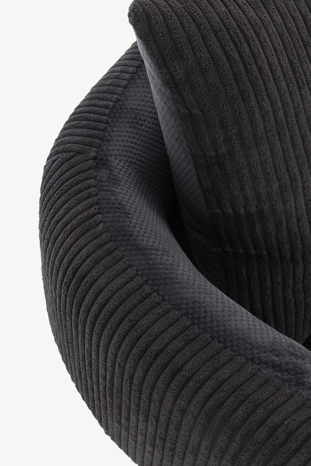 Sillón Aruni con tapizado acanalado en negro