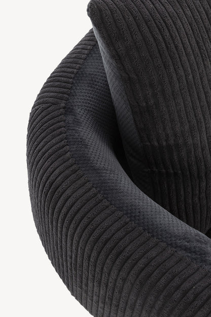 Sillón Aruni con tapizado acanalado en negro