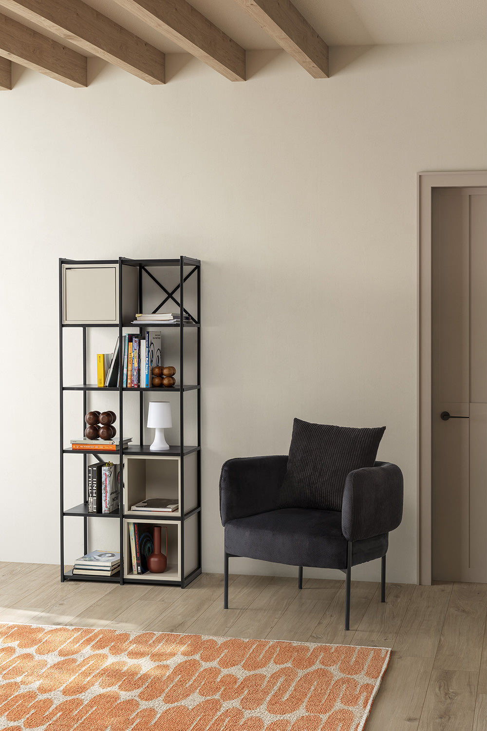 Sillón Aruni en rincón de lectura con estética cálida y contemporánea