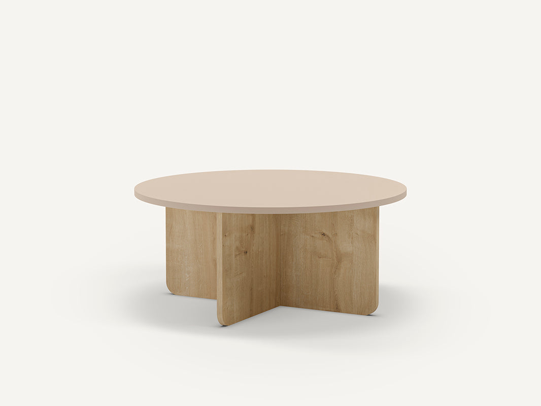 Mesa de centro redonda en color crema, fabricada de melamina y roble.