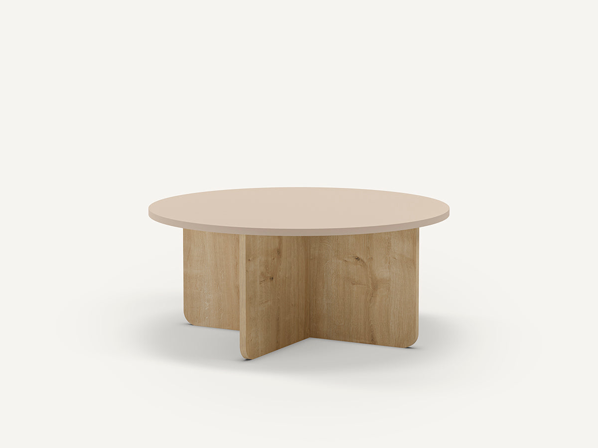 Mesa de centro redonda en color crema, fabricada de melamina y roble.