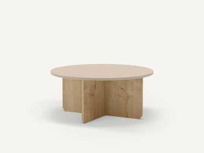 Mesa de centro redonda en color crema, fabricada de melamina y roble.
