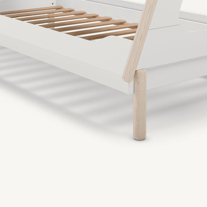 Cama infantil tipi blanca con estructura de casa de madera
