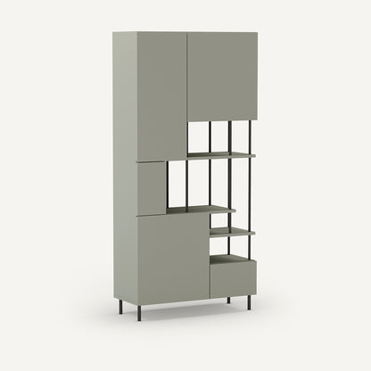 Estantería de metal verde con cinco puertas.