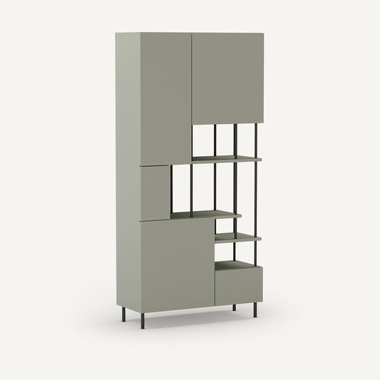 Estantería de metal verde con cinco puertas.